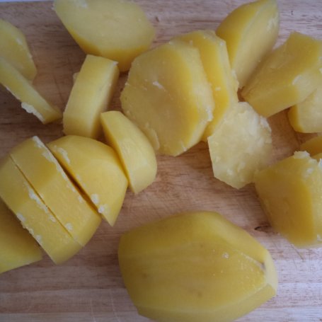 Krok 4 - Zapiekanka z kiełbasą i ziemniakami - serkiem Brie wzbogacona :) foto