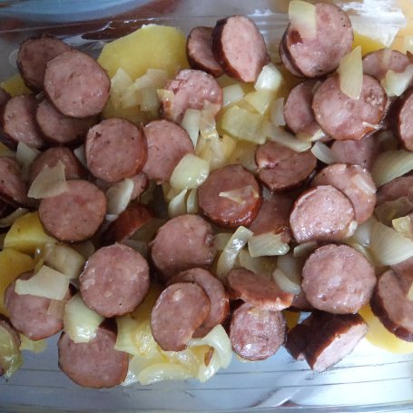 Krok 5 - Zapiekanka z kiełbasą i ziemniakami - serkiem Brie wzbogacona :) foto