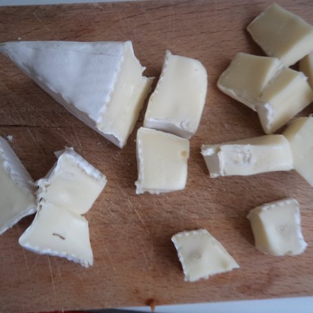 Krok 6 - Zapiekanka z kiełbasą i ziemniakami - serkiem Brie wzbogacona :) foto