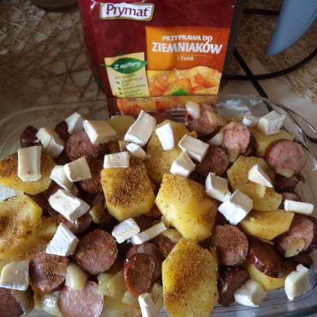 Krok 7 - Zapiekanka z kiełbasą i ziemniakami - serkiem Brie wzbogacona :) foto