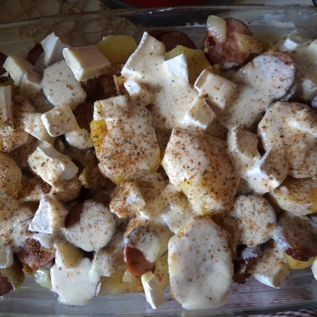 Krok 9 - Zapiekanka z kiełbasą i ziemniakami - serkiem Brie wzbogacona :) foto