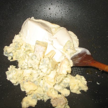 Krok 5 - Zapiekanka z kurczaka i makaronu w sosie serowym foto