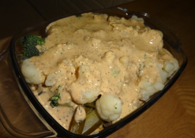 Fotografia przedstawiająca Zapiekanka z kurczakiem brokułem i kalafiorem