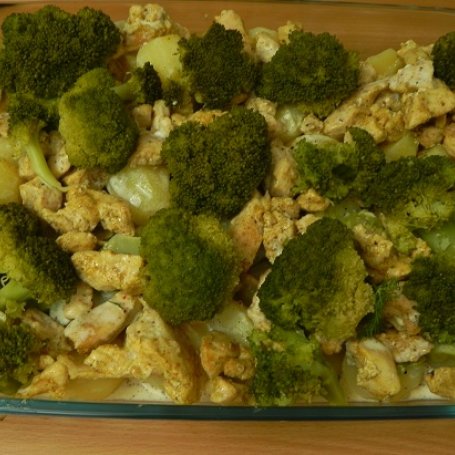 Krok 3 - Zapiekanka z kurczakiem curry, brokułem i serem foto
