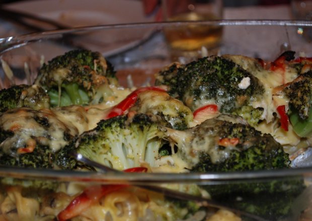 Fotografia przedstawiająca Zapiekanka z kurczakiem i brokułami