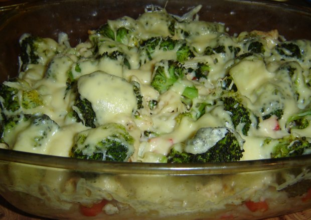 Fotografia przedstawiająca zapiekanka z kurczakiem i brokułami