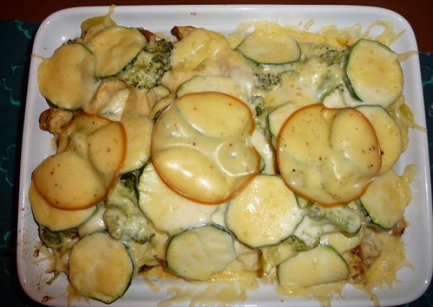 Fotografia przedstawiająca Zapiekanka z kurczakiem i warzywami