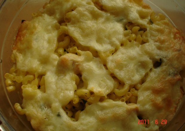 Fotografia przedstawiająca Zapiekanka z kurczakiem, szpinakiem i mozzarellą