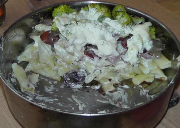 Fotografia przedstawiająca Zapiekanka z makaronem i brokułem