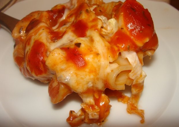 Fotografia przedstawiająca Zapiekanka z makaronem i mozzarellą