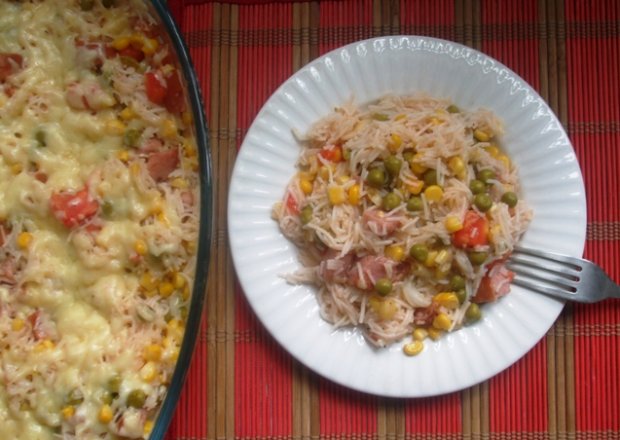 Fotografia przedstawiająca Zapiekanka z makaronem ryżowym i kielbasą
