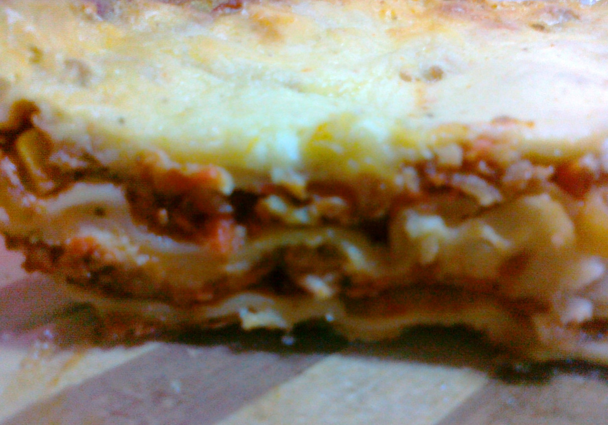 Zapiekanka z makaronu lasagne foto