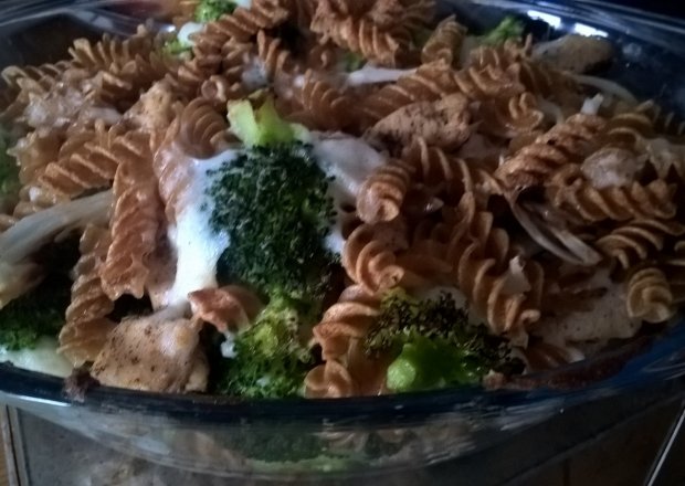 Fotografia przedstawiająca Zapiekanka z makaronu razowego, brokuła i kurczaka pod wegańskim beszamelem