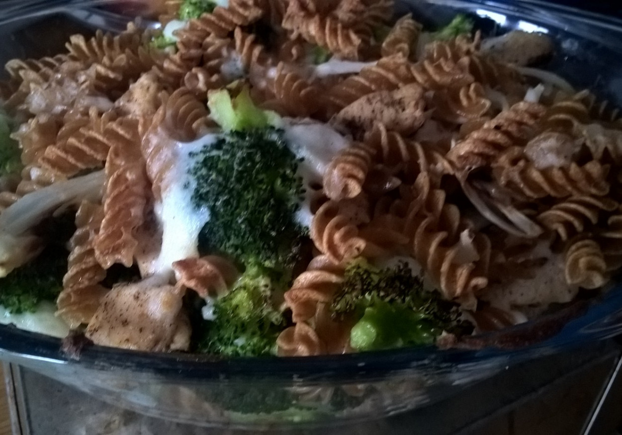 Zapiekanka z makaronu razowego, brokuła i kurczaka pod wegańskim beszamelem foto
