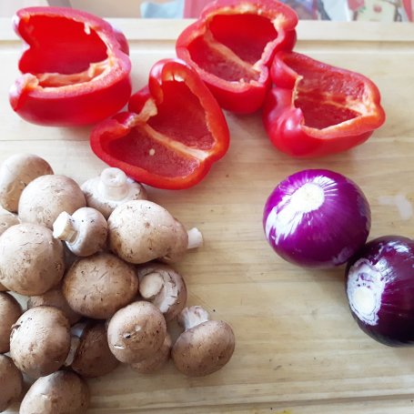 Krok 1 - Zapiekanka z makaronu z szynką, warzywami i serem foto