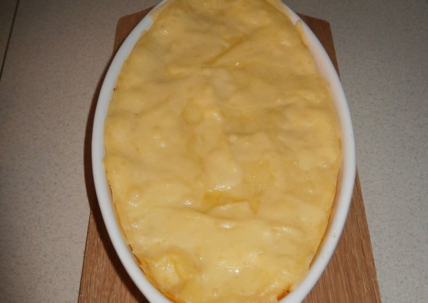 Fotografia przedstawiająca Zapiekanka z mięsa mielonego i z ugotowanych ziemniaków.