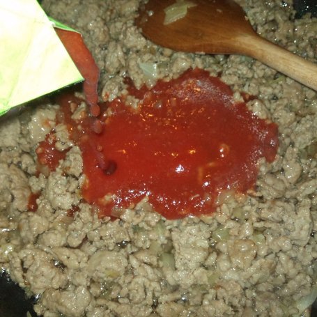 Krok 1 - Zapiekanka z mięsem i serkiem wiejskim foto
