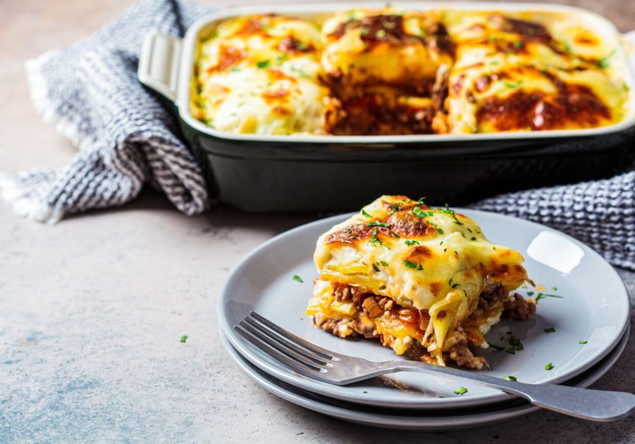 Zapiekanka z mięsem z rosołu. foto