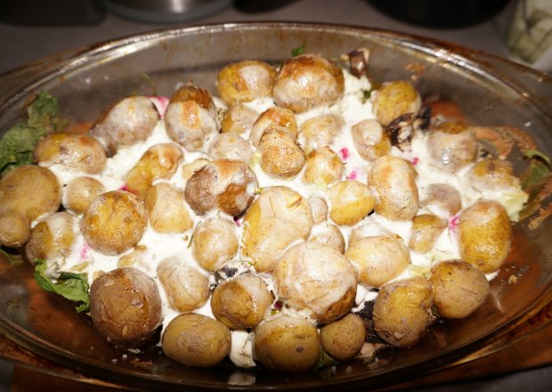 Fotografia przedstawiająca Zapiekanka z młodych ziemniaków i brązowych pieczarek