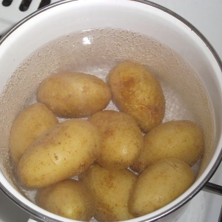 Krok 1 - Zapiekanka z młodymi ziemniaczkami, klopsami i zieleniną foto