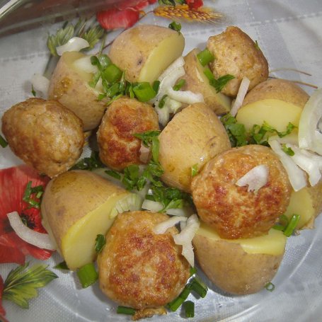 Krok 4 - Zapiekanka z młodymi ziemniaczkami, klopsami i zieleniną foto
