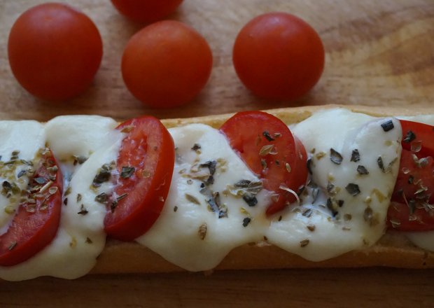 Fotografia przedstawiająca Zapiekanka z mozarellą i pomidorami