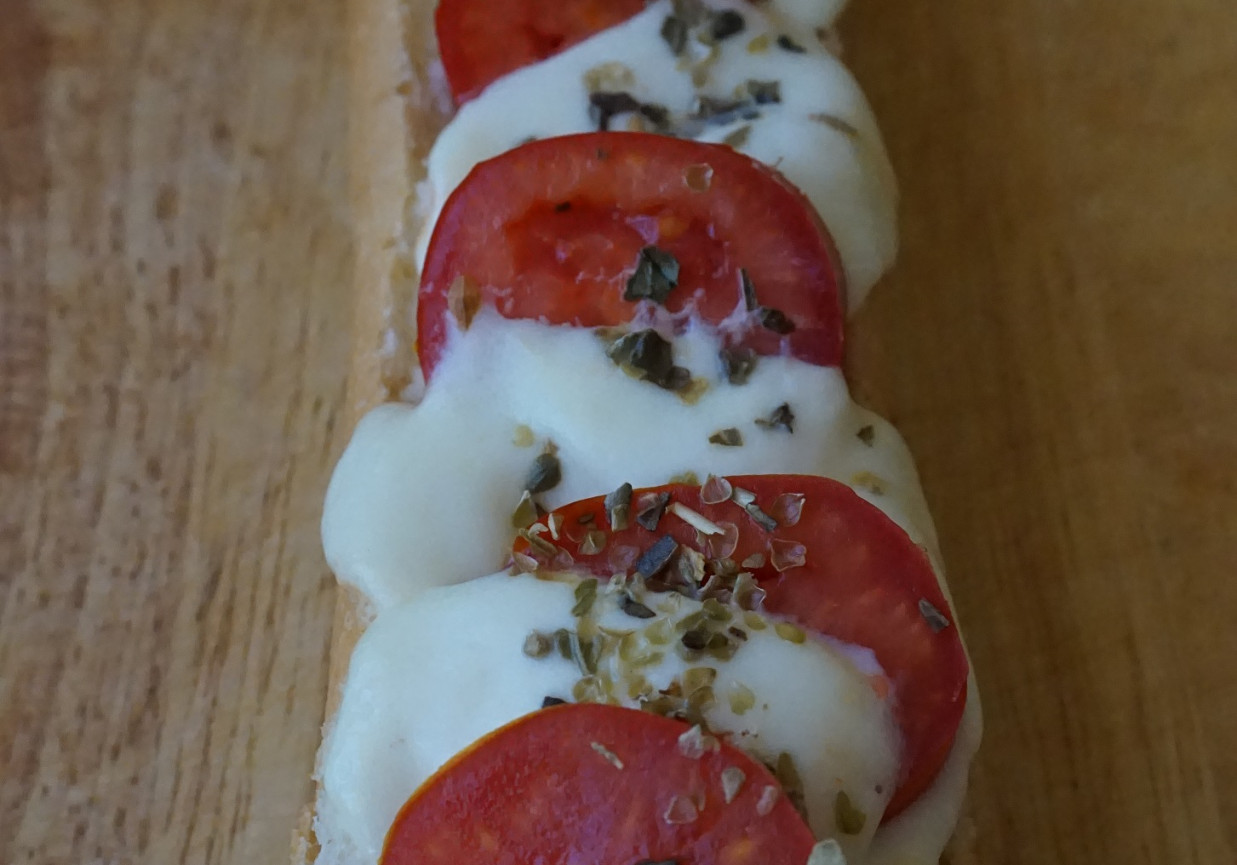 Zapiekanka z mozarellą i pomidorami foto