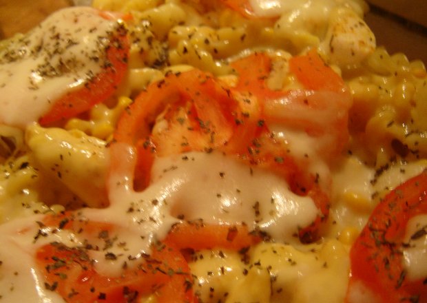 Fotografia przedstawiająca Zapiekanka z mozzarelli i pomidorów