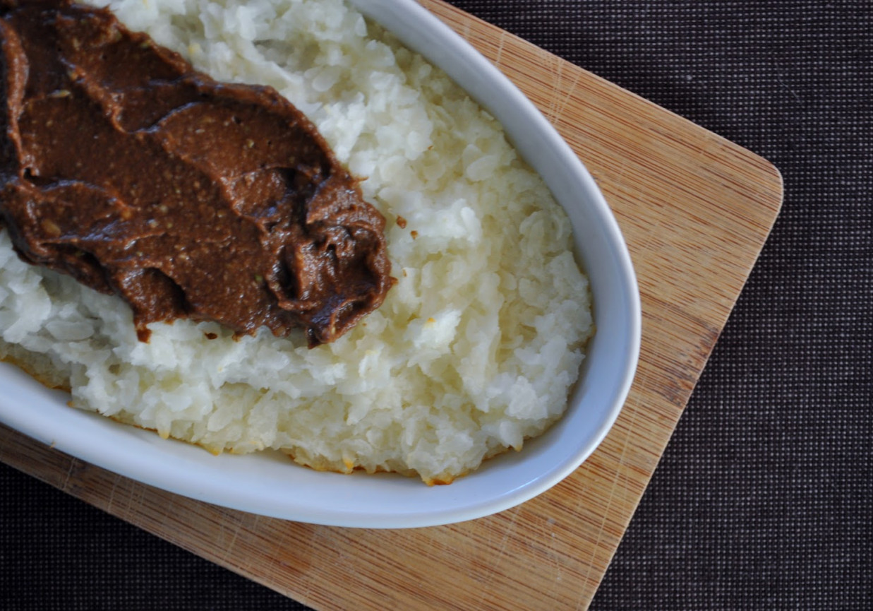 zapiekanka z płatków ryżowych (z kakaowym kremem z awokado) foto