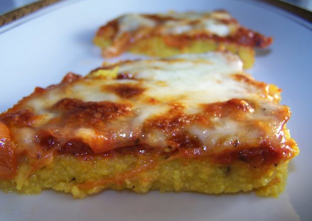 Fotografia przedstawiająca zapiekanka z polenty a'la pizza