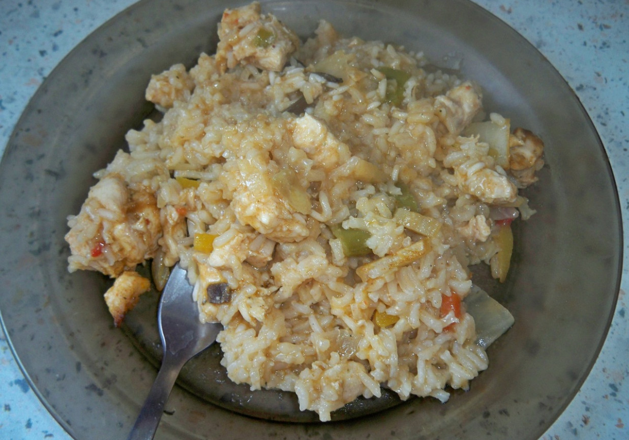 Zapiekanka z ryżem, piersią kurczaka i warzywami chińskimi foto