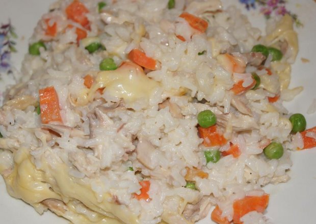 Fotografia przedstawiająca Zapiekanka z ryżu z kurczakiem i warzywami