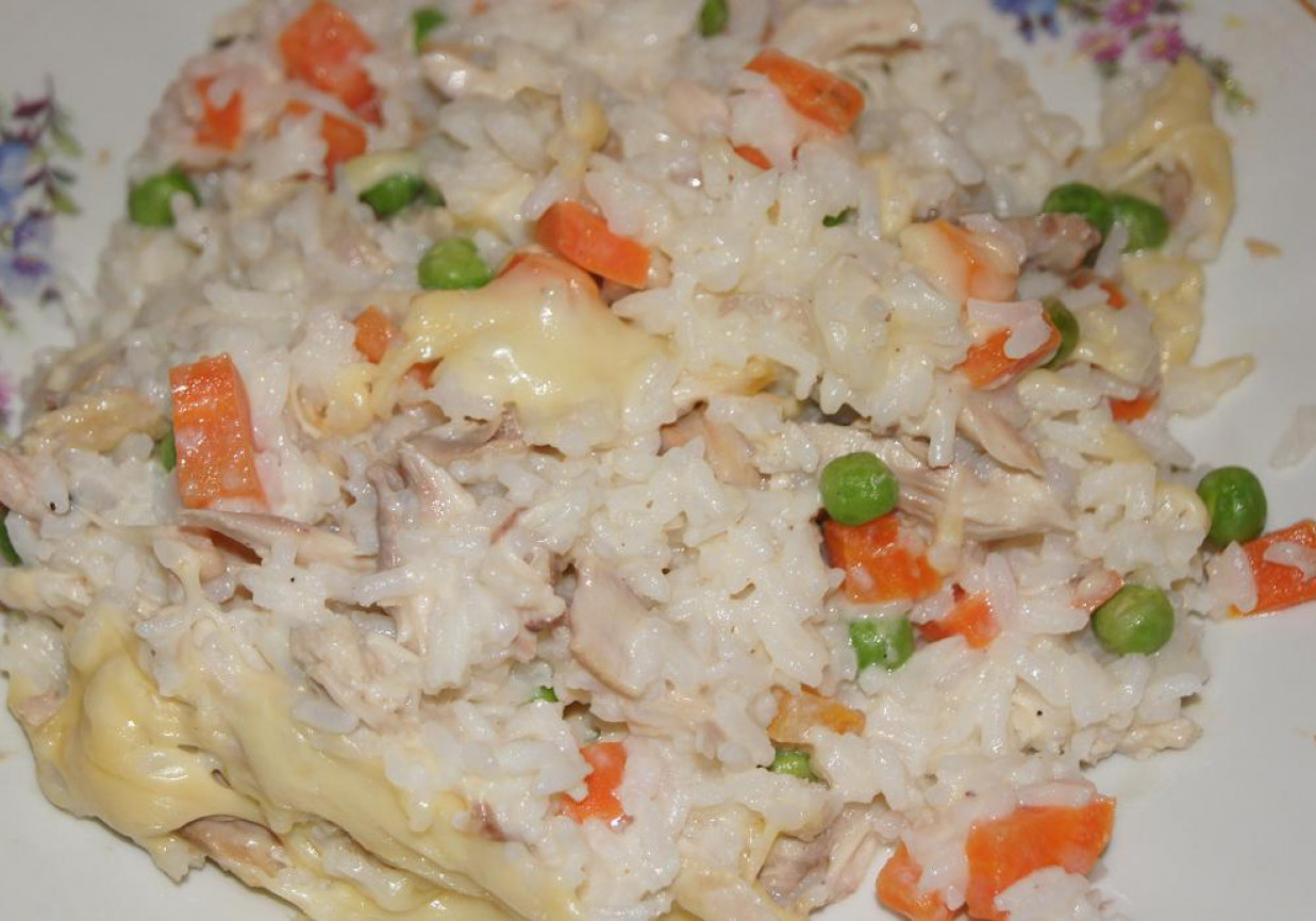 Zapiekanka z ryżu z kurczakiem i warzywami foto