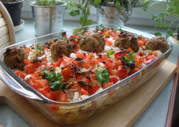 Fotografia przedstawiająca Zapiekanka z salami, pesto i klopsikami