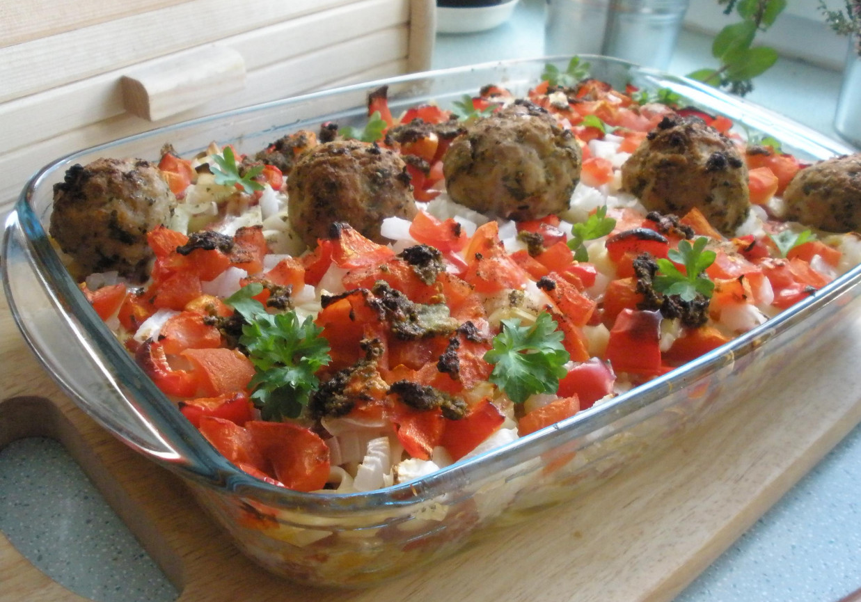 Zapiekanka z salami, pesto i klopsikami DoradcaSmaku.pl