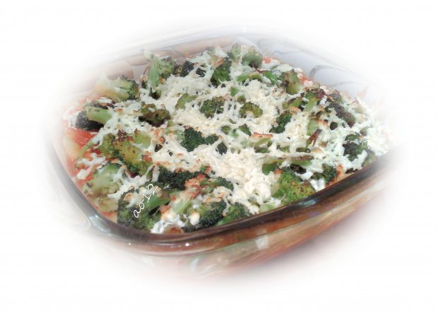 Fotografia przedstawiająca zapiekanka z sosem paprykowym i brokułem