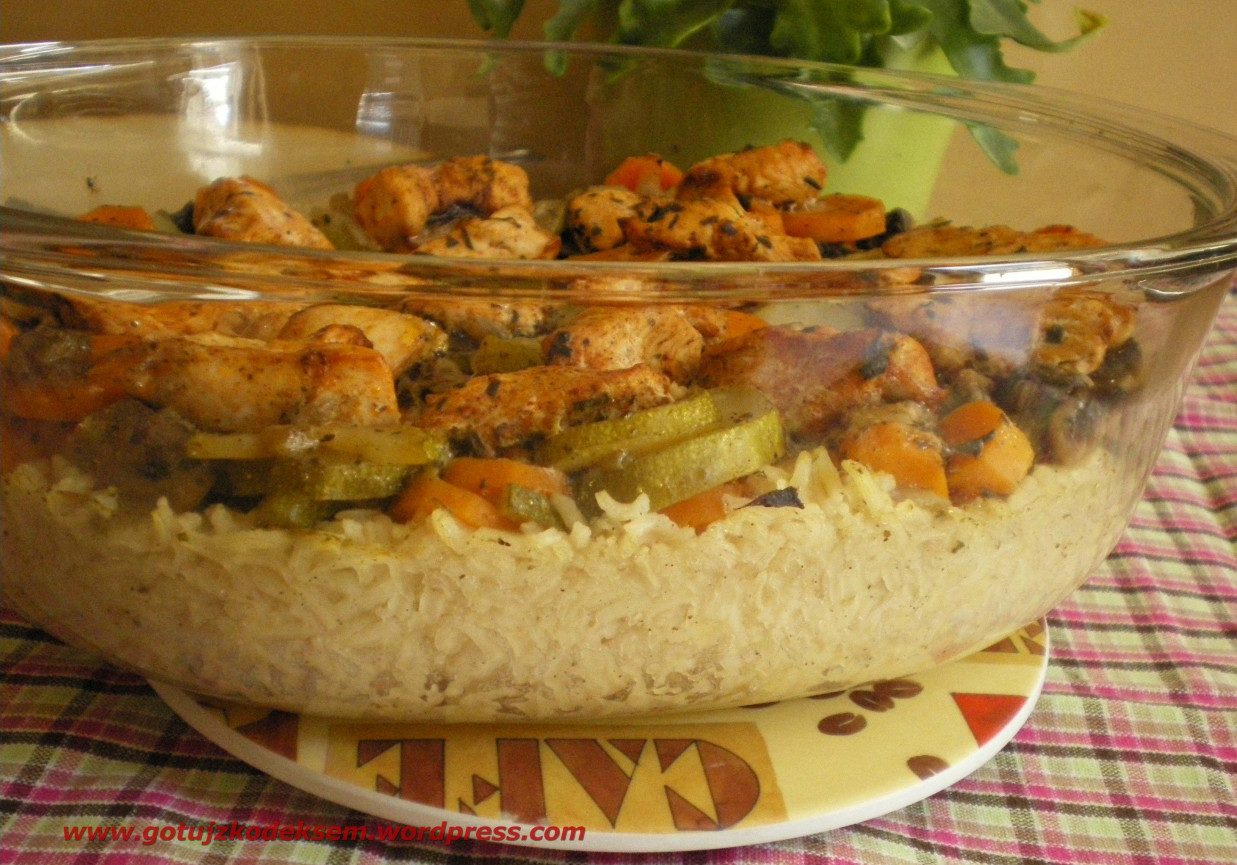 Zapiekanka z surowego ryżu z warzywami foto