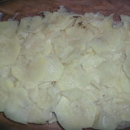 Krok 1 - Zapiekanka z surowych ziemniaków i kiełbasy foto
