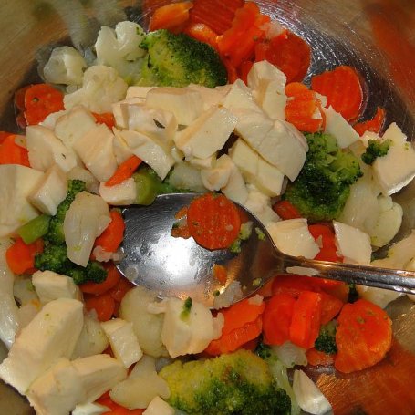 Krok 3 - Zapiekanka z warzyw, w sosie cebulowym, pod kołderką foto