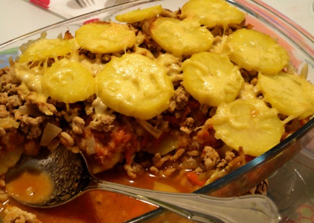 Fotografia przedstawiająca Zapiekanka z ziemniakami i mięsem