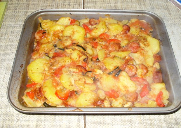 Fotografia przedstawiająca Zapiekanka z ziemniakami i warzywami
