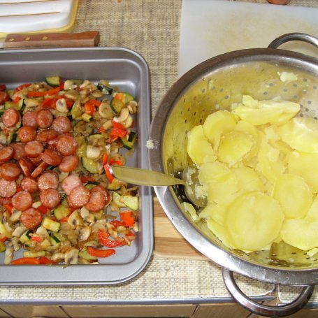 Krok 2 - Zapiekanka z ziemniakami i warzywami foto