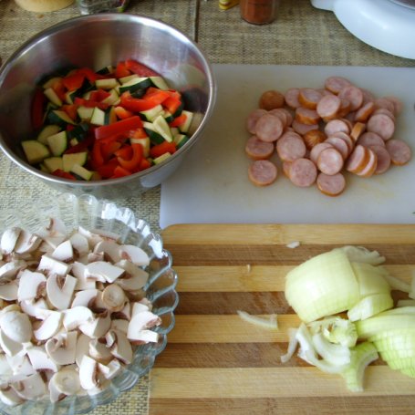 Krok 1 - Zapiekanka z ziemniakami i warzywami foto
