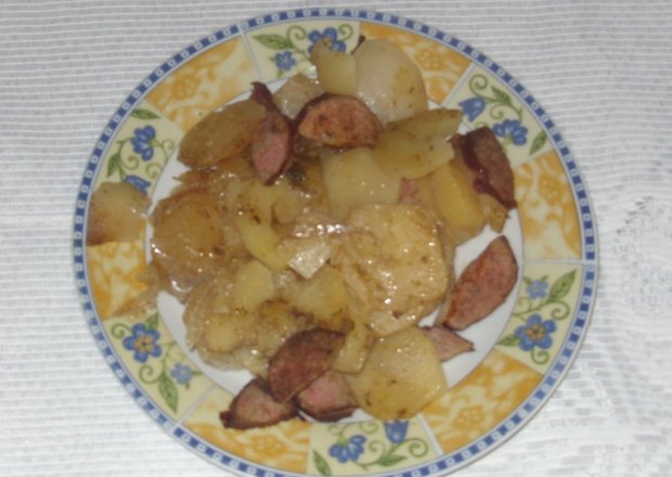 Fotografia przedstawiająca Zapiekanka z ziemniaków i kiełbasy