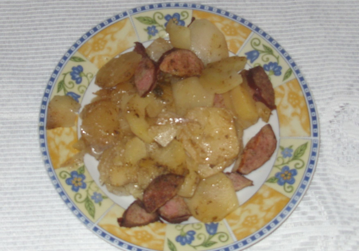 Zapiekanka z ziemniaków i kiełbasy foto