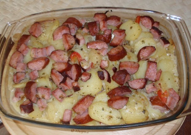 Fotografia przedstawiająca Zapiekanka z ziemniaków i kiełbasy