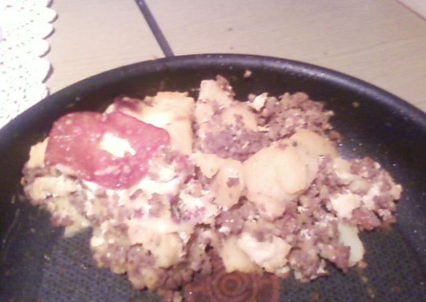 Fotografia przedstawiająca Zapiekanka z ziemniaków i mięsa mielonego.