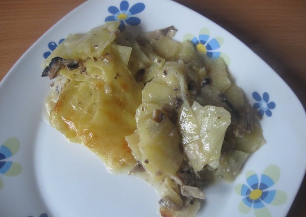 Fotografia przedstawiająca Zapiekanka z ziemniaków i pieczarek z serem smażonym - zapiekanka mało fotogeniczna