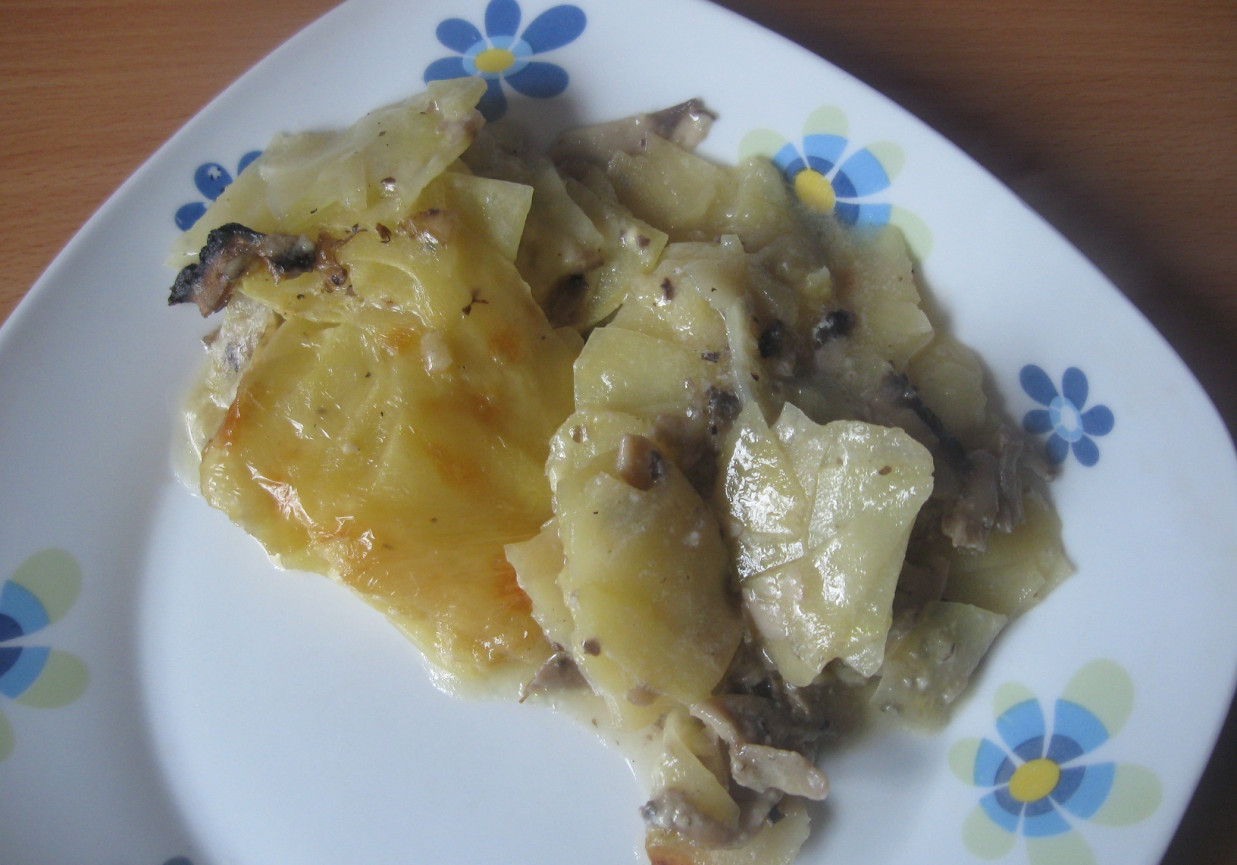 Zapiekanka z ziemniaków i pieczarek z serem smażonym - zapiekanka mało fotogeniczna foto