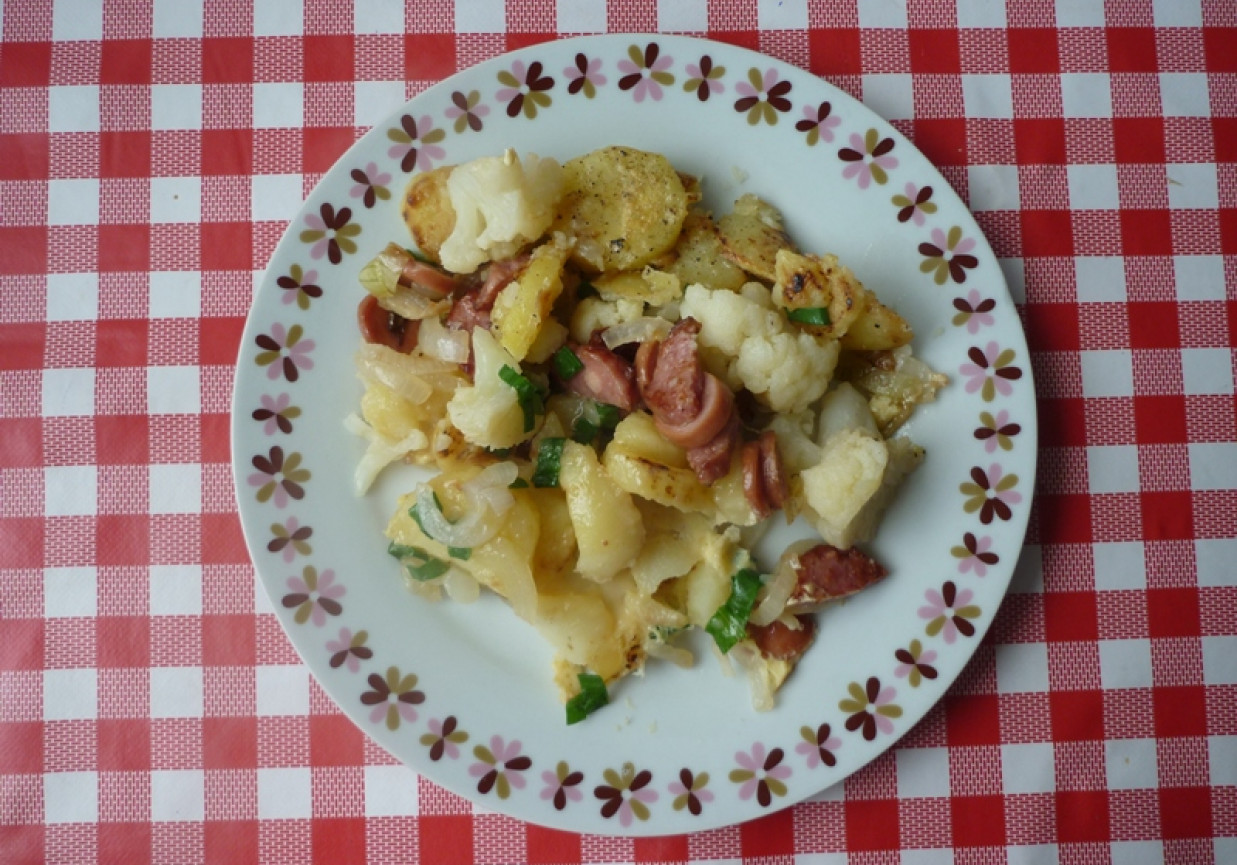 Zapiekanka z ziemniaków, kiełbasy i kalafiora foto